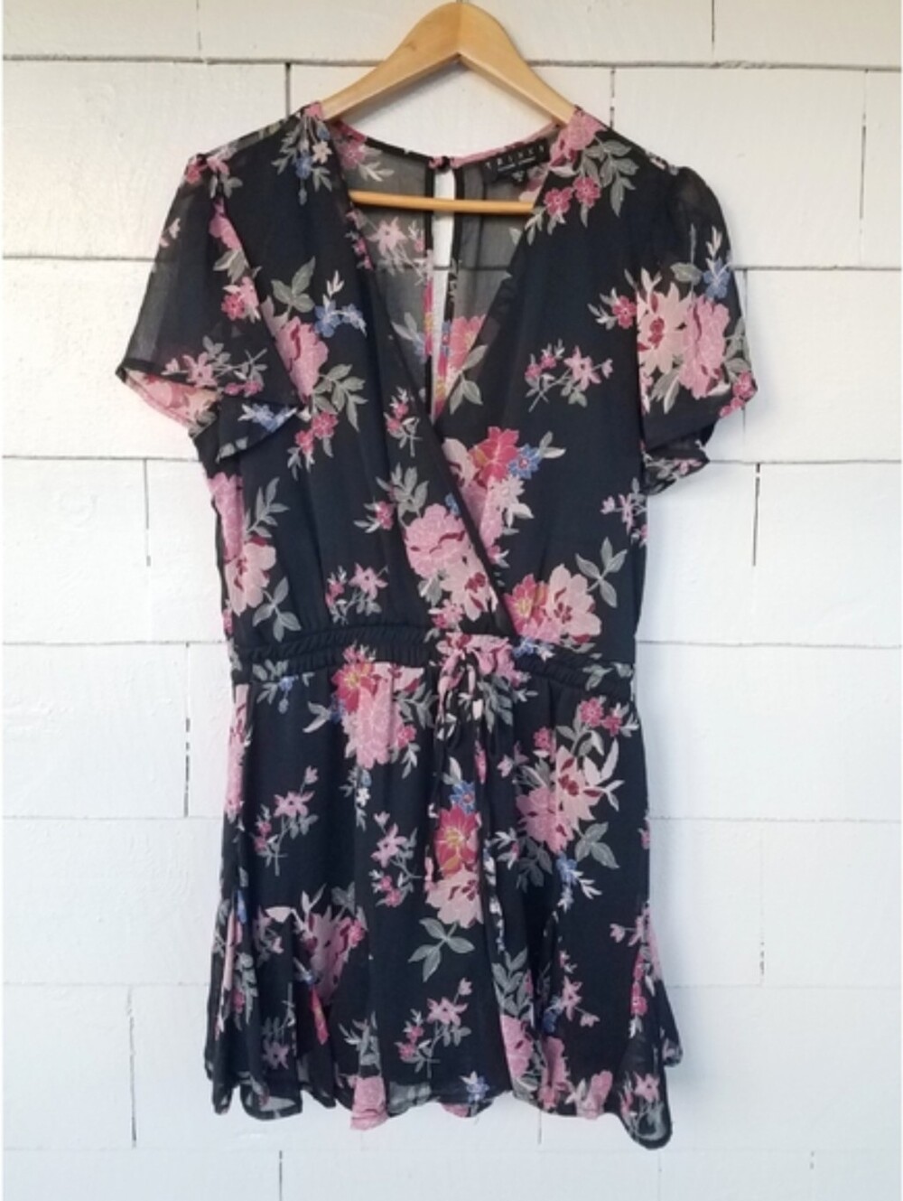 Francesca's Pink Floral Pattered Short Sleeve Ruffle Romper Size Medium